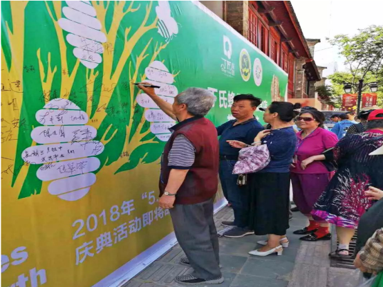 世界蜜蜂日：小蜜蜂，托起乡村振兴新梦想，丁氏蜂蜜持续助力精准扶贫